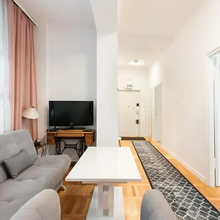 Plac Zbawiciela 3-bedroom Apartment