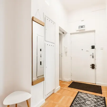 Plac Zbawiciela 3-bedroom Apartment *