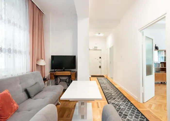 Plac Zbawiciela 3-bedroom Appartement