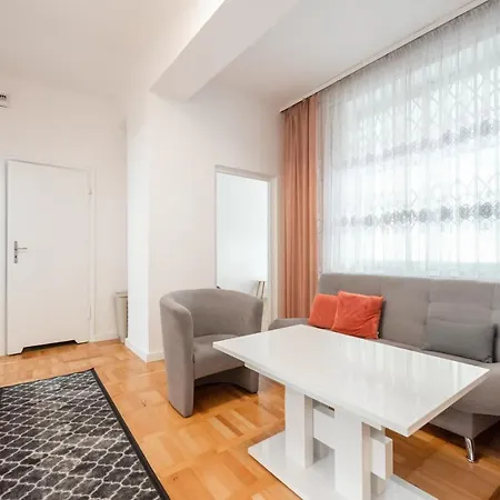 Plac Zbawiciela 3-bedroom Appartement