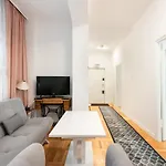 Plac Zbawiciela 3-bedroom شقة